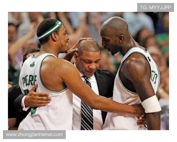 加内特与足球明星同框合影展现体育巨星的友谊与魅力